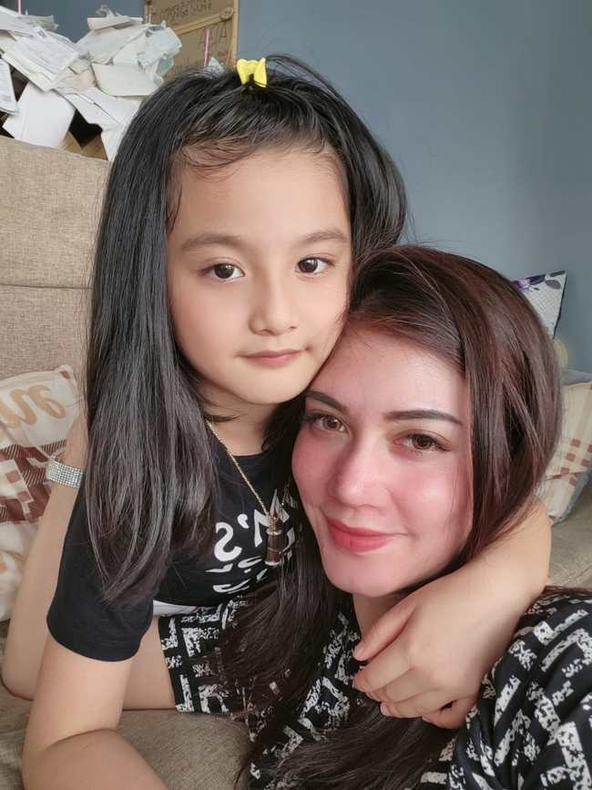  ប៊ីរីយ៉ា និងកូនស្រី