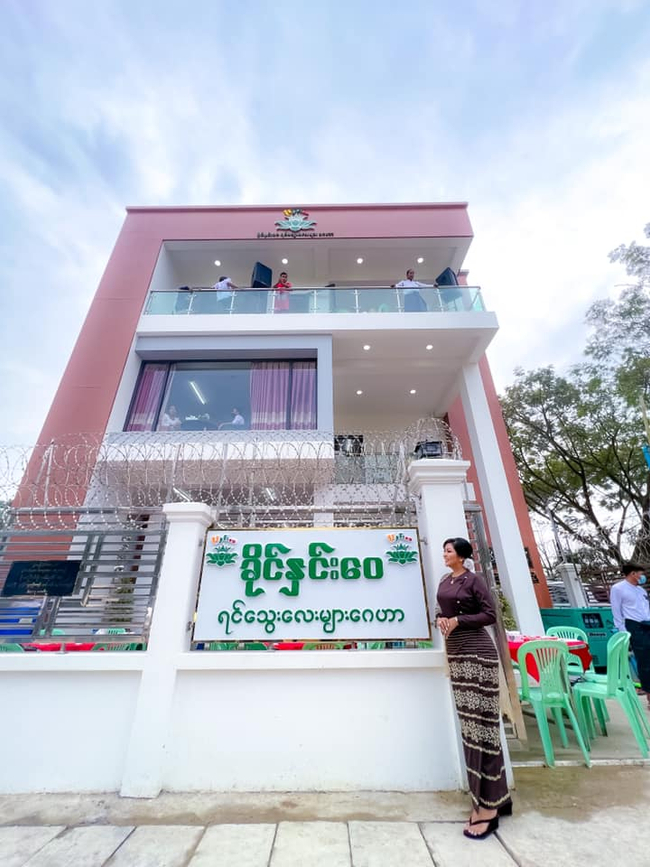 Photo Credit : Khine Hnin Wai's Facebook Acc