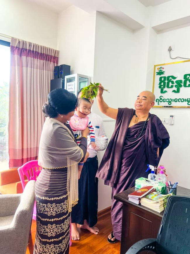 Photo Credit : Khine Hnin Wai's Facebook Acc