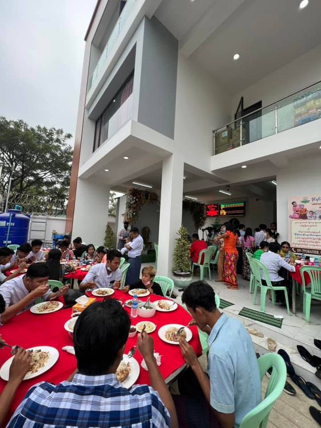 Photo Credit : Khine Hnin Wai's Facebook Acc