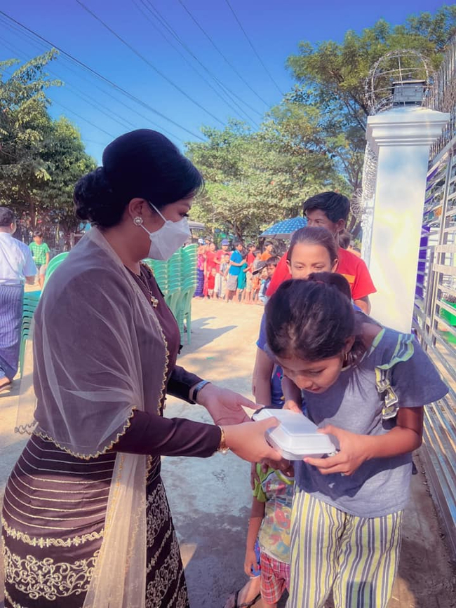 Photo Credit : Khine Hnin Wai's Facebook Acc