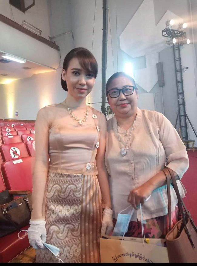 photo  credit: ခင်ပိုးပန်းချီ khin poe panchi ' s facebook page