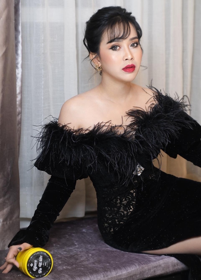  អ្នកនាង យូរ៉ា