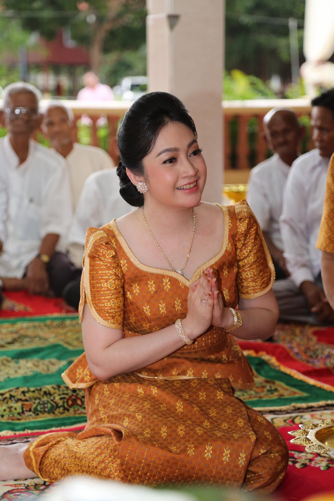 លោកជំទាវ គៀន ស្រីនាង
