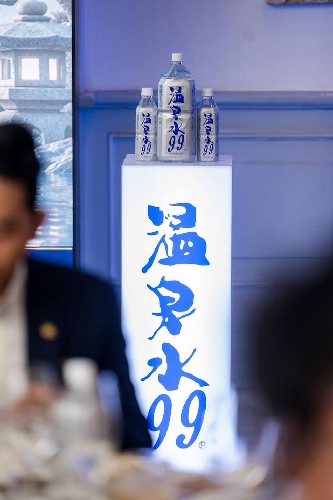 https://s9.kh1.co/__image/w=650,h=976,q=100/56/56ef4e0cd256ecea287b313182a142c414216b0f.jpeg
