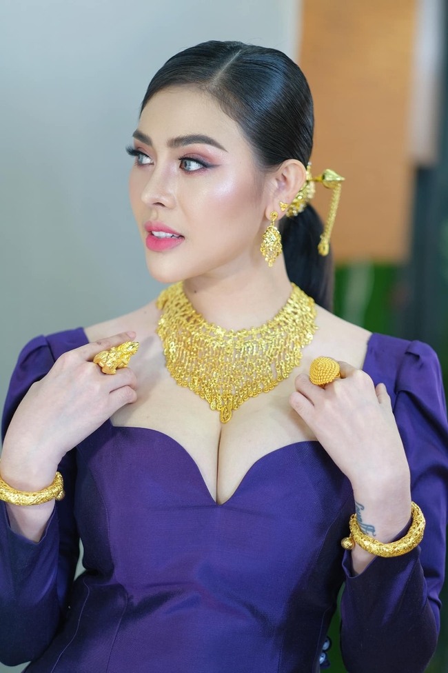 អ្នកនាង ទ្រីញ ផល្លា