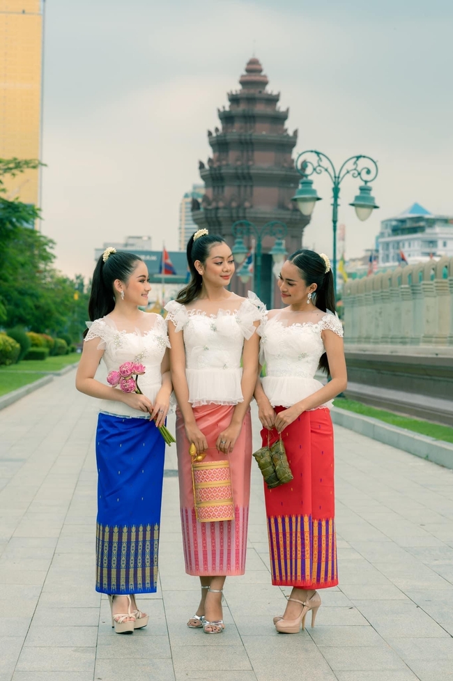 កញ្ញា គង់ ច័ន្ទណារីយ៉ា ជាមួយកញ្ញា សុខ និដាណាត់ និងកញ្ញា ស៊ន ថាដាហ្សា