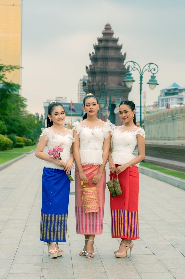 កញ្ញា គង់ ច័ន្ទណារីយ៉ា ជាមួយកញ្ញា សុខ និដាណាត់ និងកញ្ញា ស៊ន ថាដាហ្សា