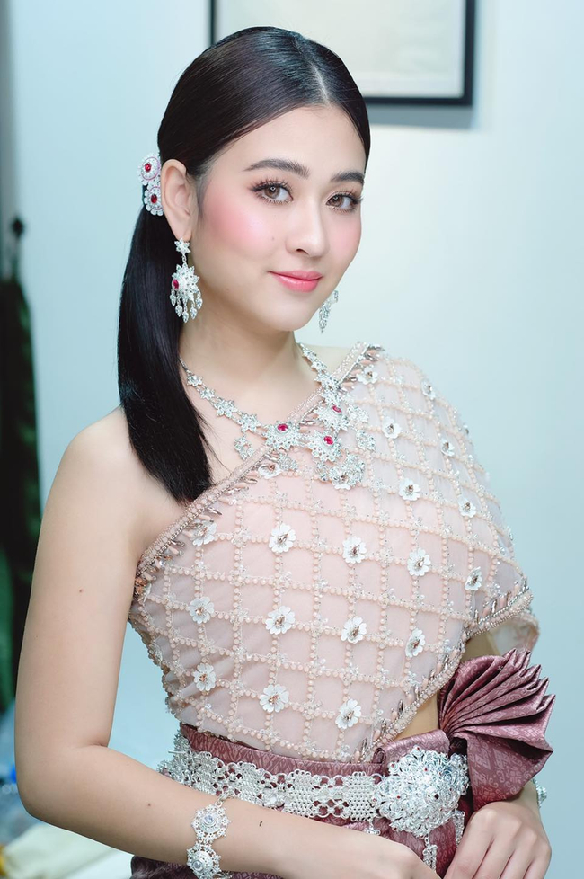 កញ្ញា ពេជ្រ សូលិកា