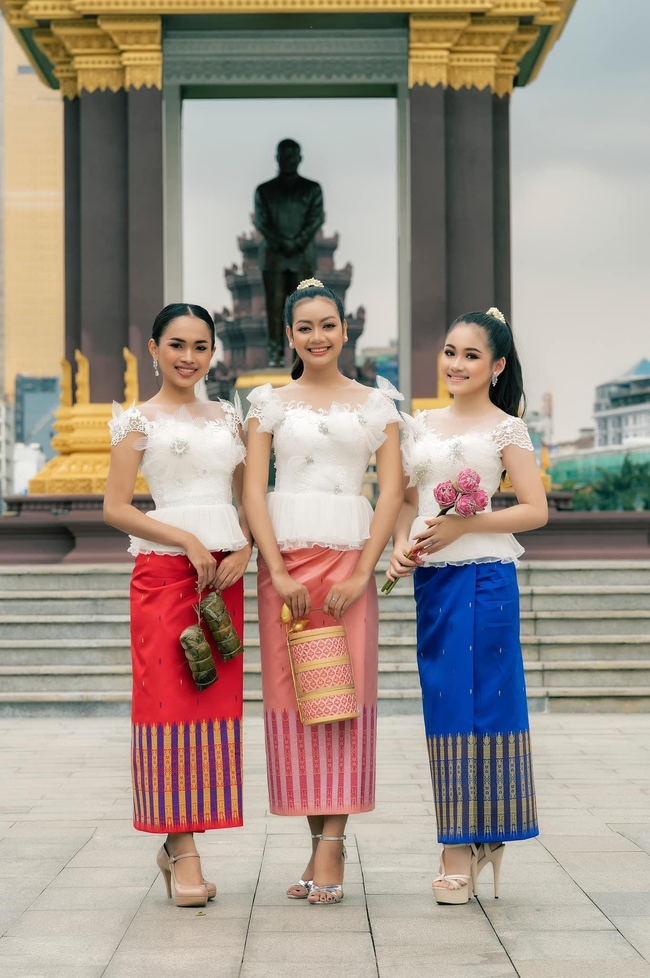 កញ្ញា ស៊ន ថាដាហ្សា ជាមួយកញ្ញា សុខ និដាណាត់ និងកញ្ញា គង់ ច័ន្ទណារីយ៉ា