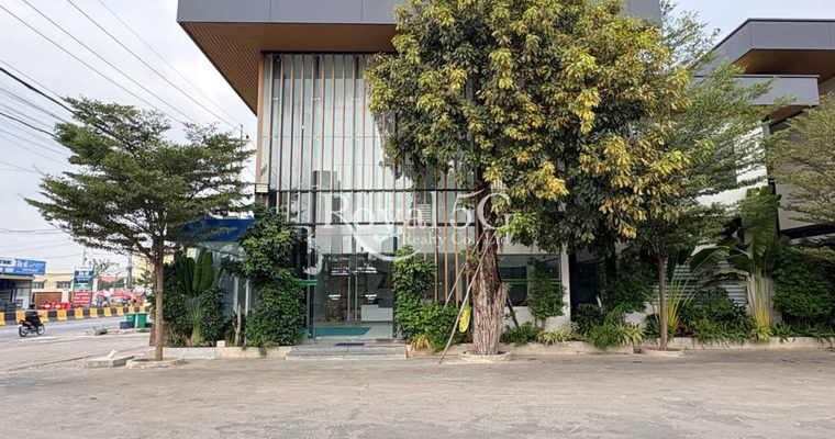 Shop for rent at 598