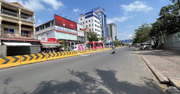 Building for rent at 271