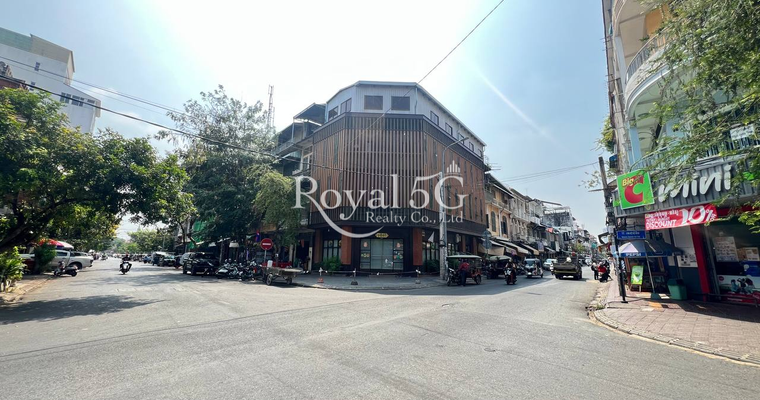 Corner shophouse for rent - Daun Penh