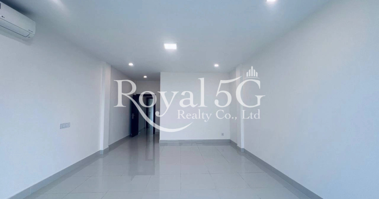 Business house for rent on a main road, 50 meters wide. It takes 5 minutes from Aeon 3 Mall and 7 minutes from the new airport