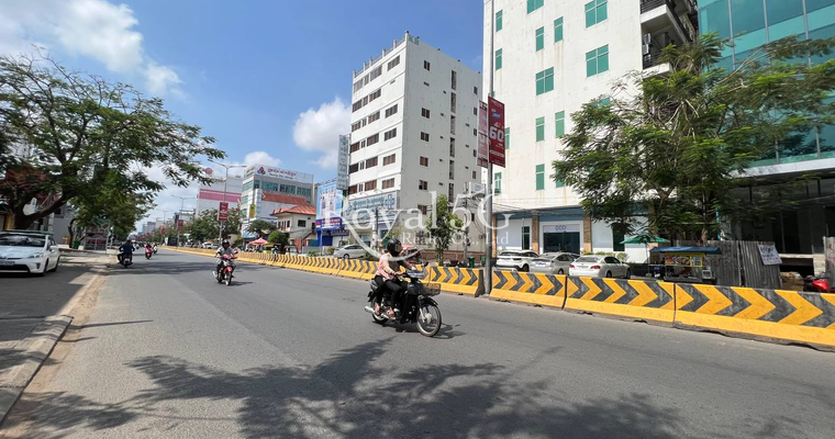 Building for rent at 271