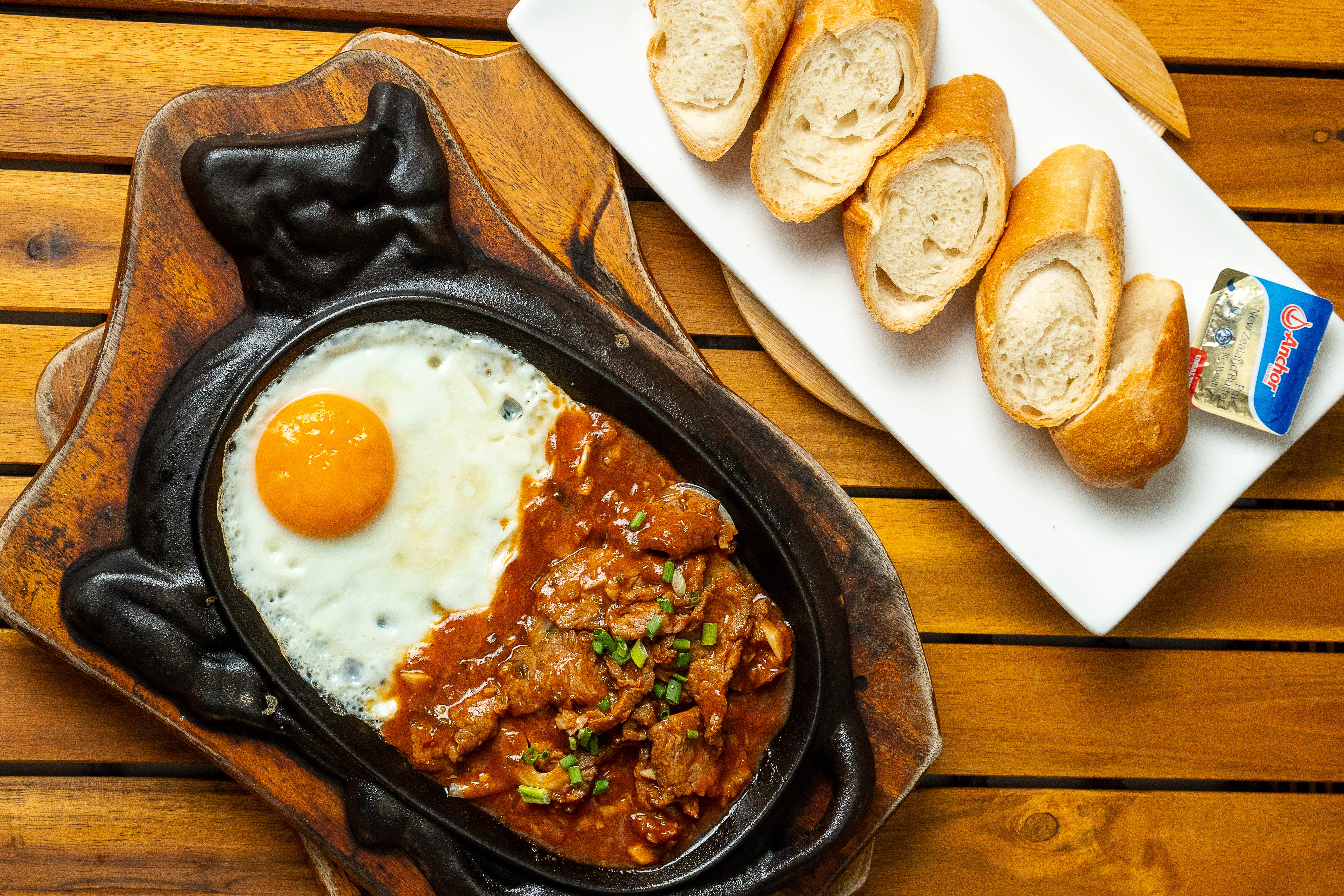 FRIED BEEF ON HOT PAN (BREAD / RICE)