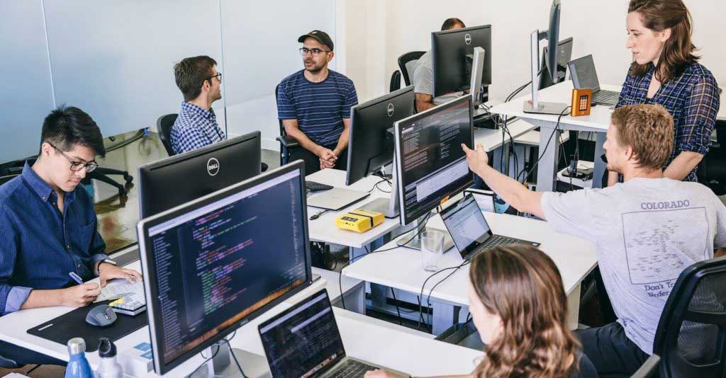 It uslubidagi pozitsiyada paypoqdagi yalangoch ayollar It uslubidagi pozitsiyada paypoqdagi yalangoch ayollar