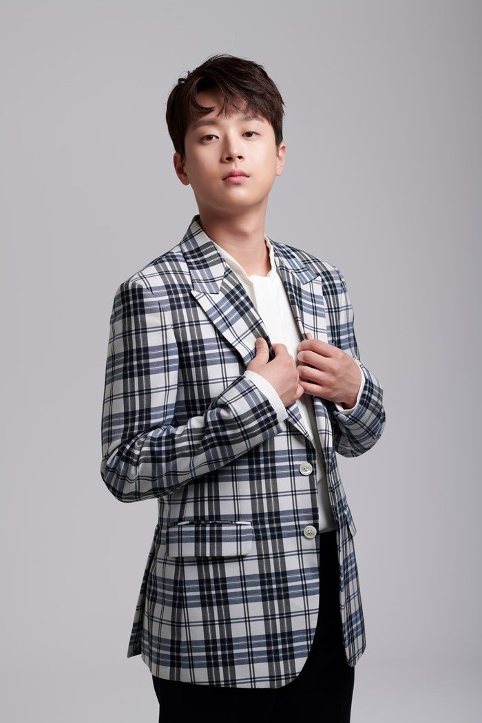 ម្នាក់ទៀតហើយ តារាប្រុស Lee Chan Won របស់ Mister Trot វិជ្ជមានកូវីដ-១៩